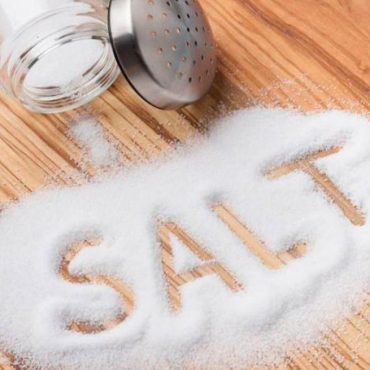 做菜时什么时候放盐最好？教你一招，厨艺大增