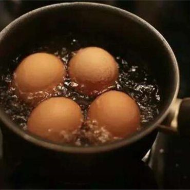 煮鸡蛋时别直接下锅，水中加入一点“它”，鸡蛋不开裂，简单实用