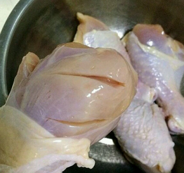 炸鸡腿时，裹淀粉还是面粉？麦当劳后厨：只需放入它，皮脆肉嫩！