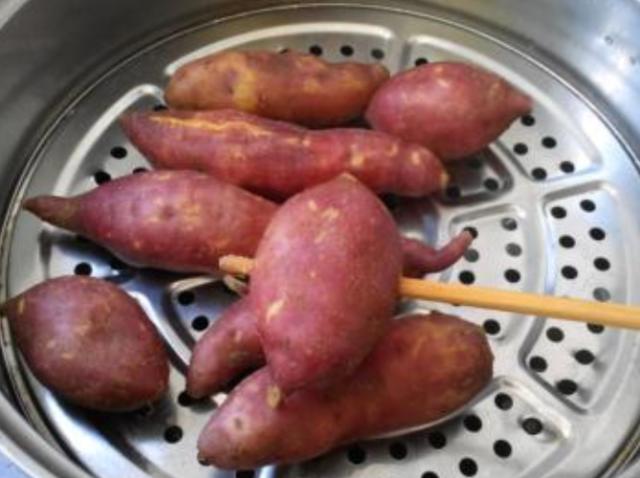 蒸红薯直接上锅蒸就错了，多加这一步，红薯更甘甜