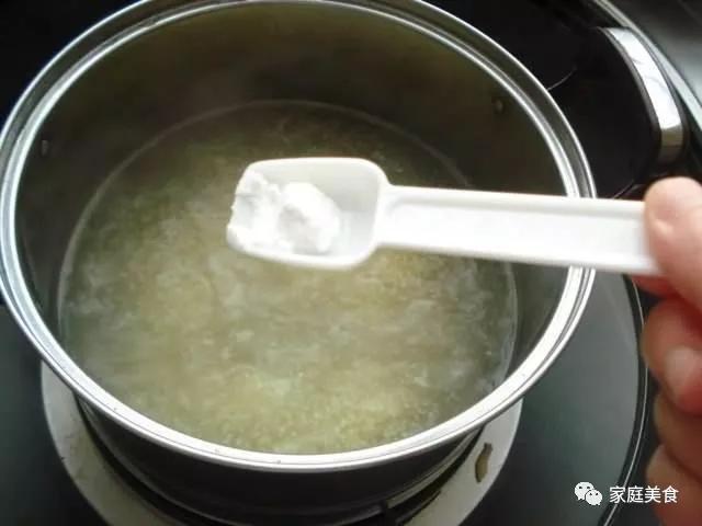 用小米熬粥时，用冷水还是沸水？之前搞错了，难怪熬不出米油
