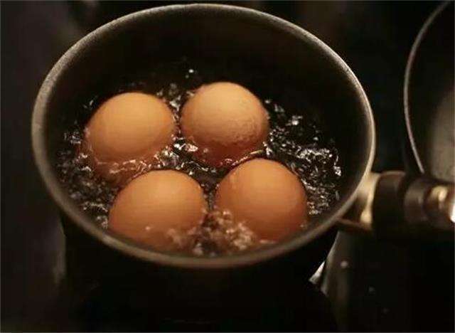 煮鸡蛋时别直接下锅，水中加入一点“它”，鸡蛋不开裂，简单实用