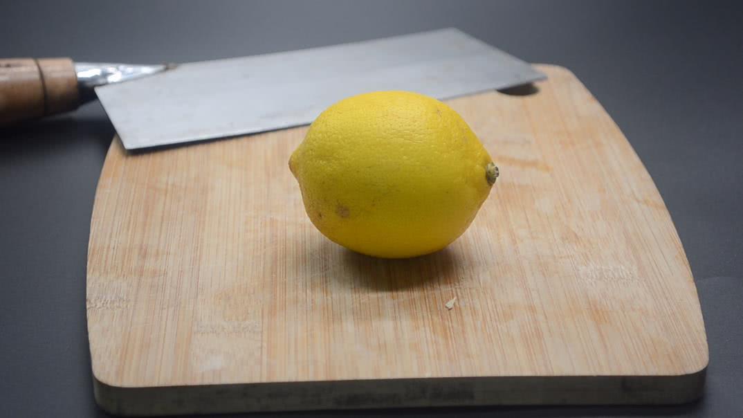 挤柠檬汁不用对半切，教你用一秘招，轻松挤出柠檬汁，方便又实用